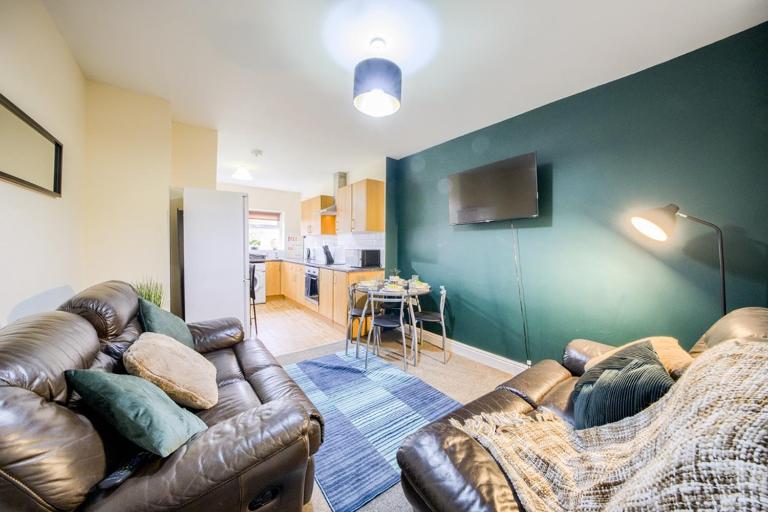 5BR House for Business & Leisure, Sleeps 10 - Wi-fi - Free Parking - THL - Chambres d'hôtes Coventry