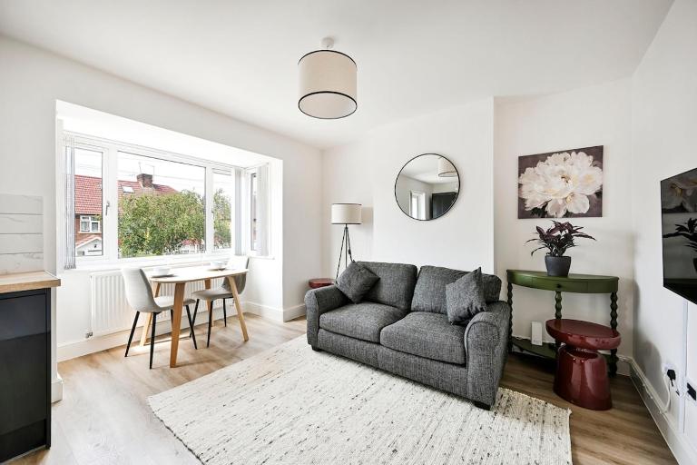 Host My Nest - 1 Bed Apartment with Parking Wembley - B&B Londra