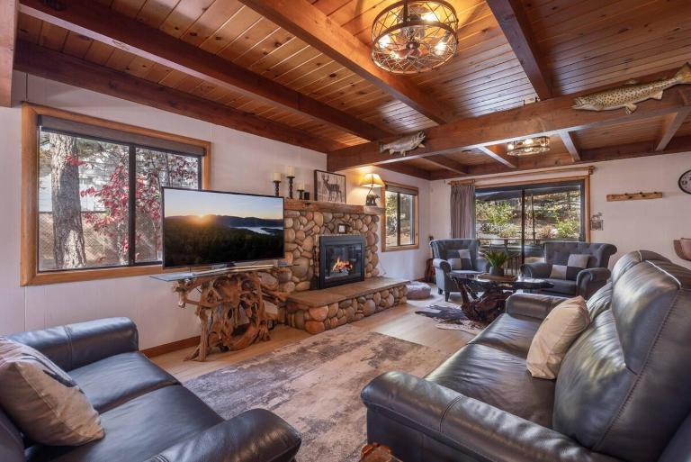 Catalina Pines - New 4 bedroom House in Big Bear Lake with Great Backyard AC Pool Table BBQ Spa Games Private - Ferienwohnung Big Bear Lake