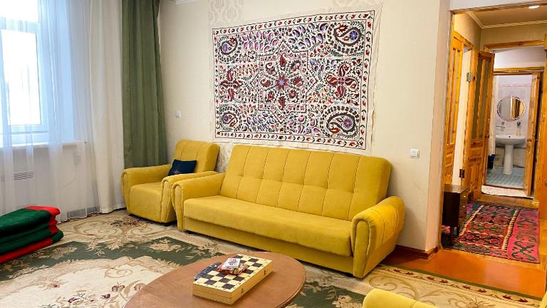 Cozy Artist Flat near Karakol Main Square - B&B Karakol