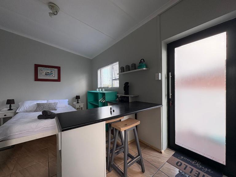 Cozy All-In-One Beach Getaway - B&B Struisbaai