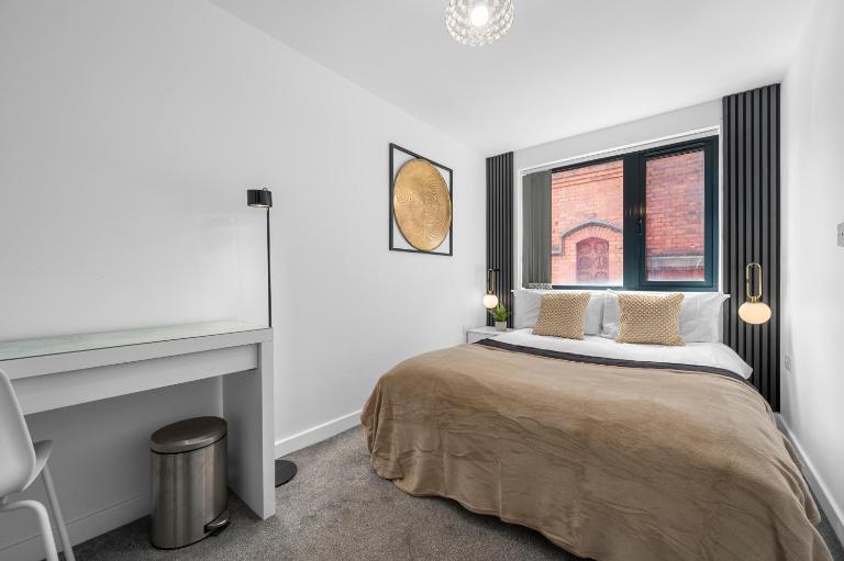 Stylish Wilmslow Retreat, Perfect for Business & Long Stays - B&B Manchester