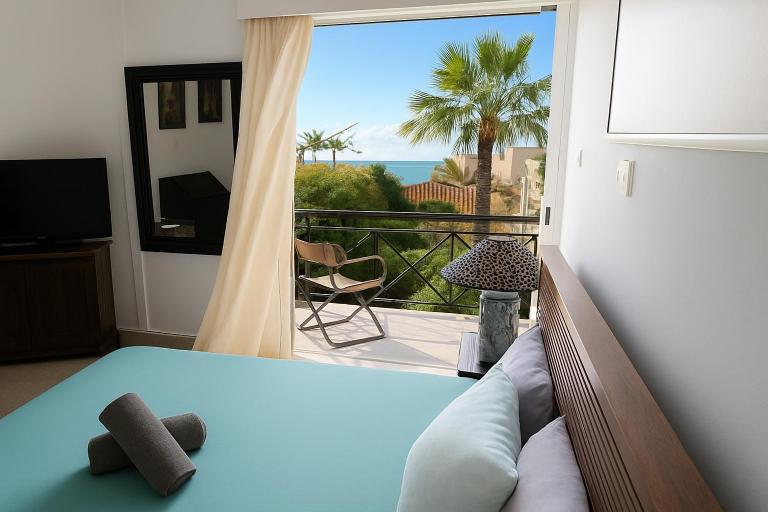 Sea view Beach House with Pool - B&B Limassol