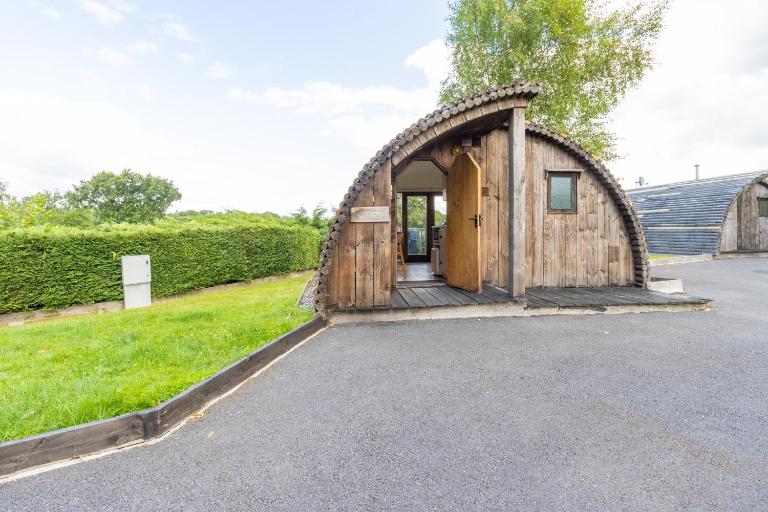 Pod2 - Powys River Pods - Pet Friendly Glamping Pod Builth Wells Powys Wales - B&B Garth