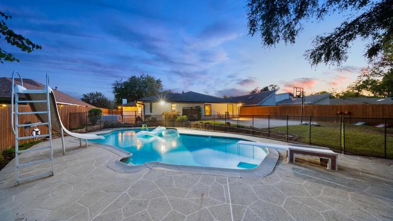 5BR Family Oasis with Pool and Game Room - B&B Plano