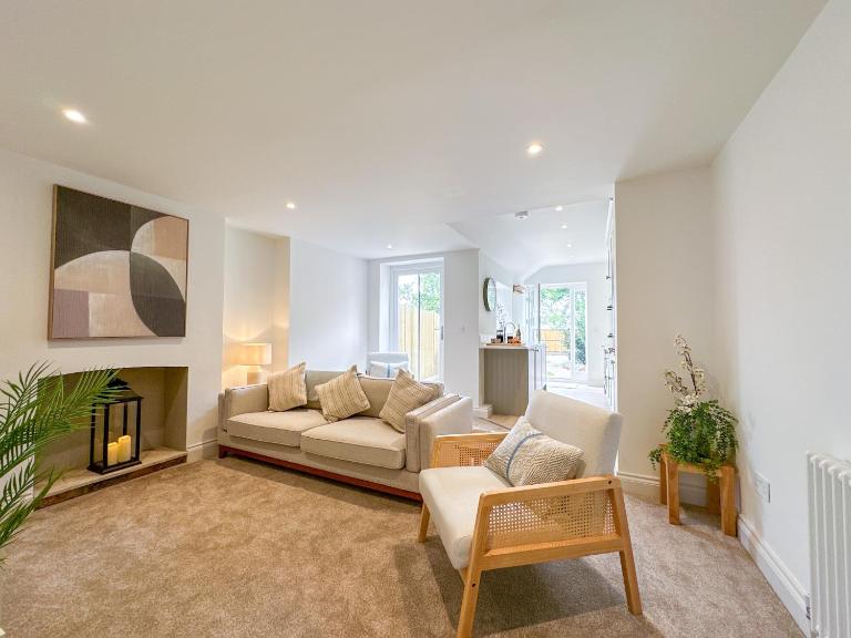 Modern Canterbury 3 Bedroom Townhouse - Pets Welcome & Free Parking - B&B Canterbury