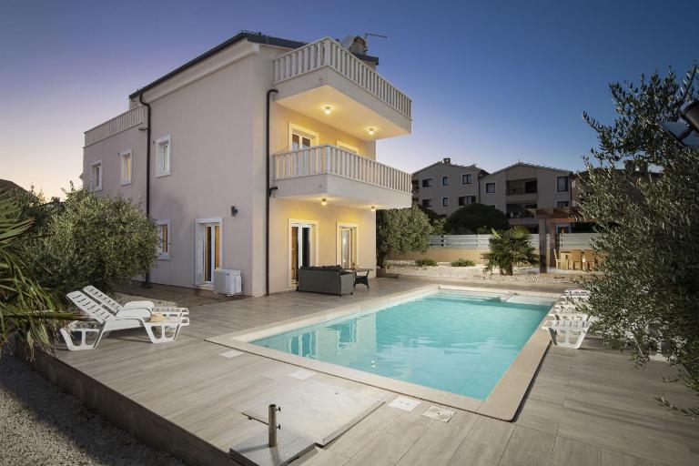 Villa Bellavista with 8 Bedrooms, Private Pool and Sauna - B&B Premantura
