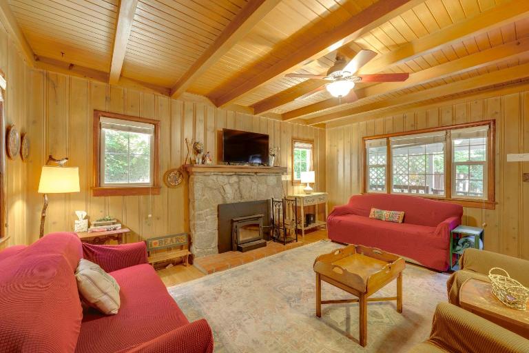 Vintage 'Snow White' Cottage ~ 2 Miles to Village! - B&B Lake Arrowhead