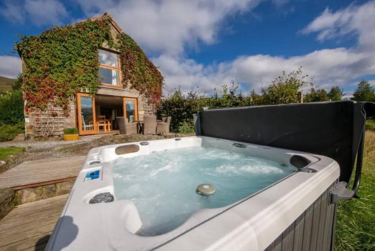 The Barn on Loch Tay - Hot Tub - Bed and Breakfast Lawers
