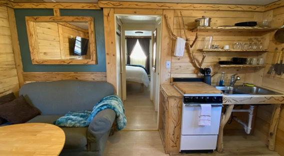 King Suite with a Full Kitchen and Balcony at the Cedaredge Lodge - Chambres d'hôtes Cedaredge