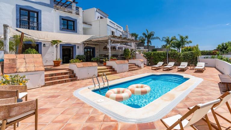House with 3 ensuite bedrooms and a private pool - B&B Benahavís