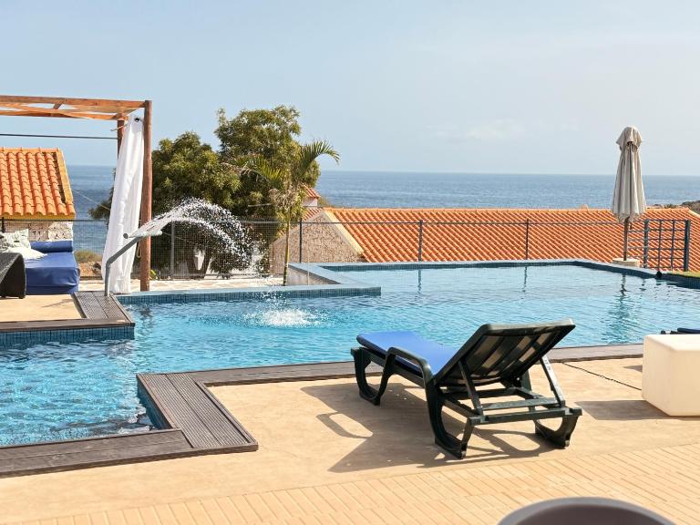 Bougainvillea Villa - Bed and Breakfast Cidade Velha