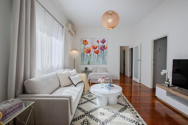 Lux 4B Queenslander by The Gabba - B&B Brisbane