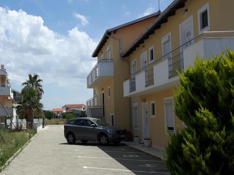 Apartments Lug 2, new and comfortable with pool - B&B Privlaka