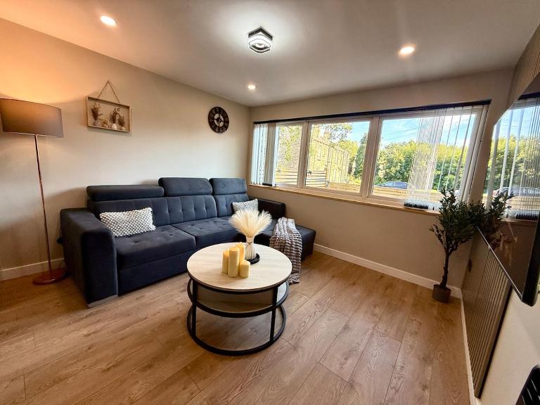 Detached Modern Flat 8 Min Walk to Pudsey Station - Bed and Breakfast Farsley