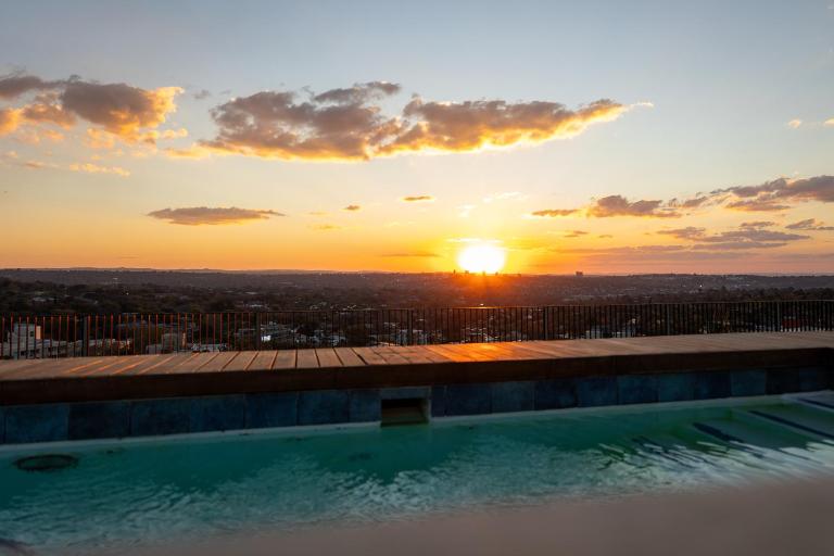 Sunset Views - King Bed - Workspace - Sandton - Bed and Breakfast Johannesburg