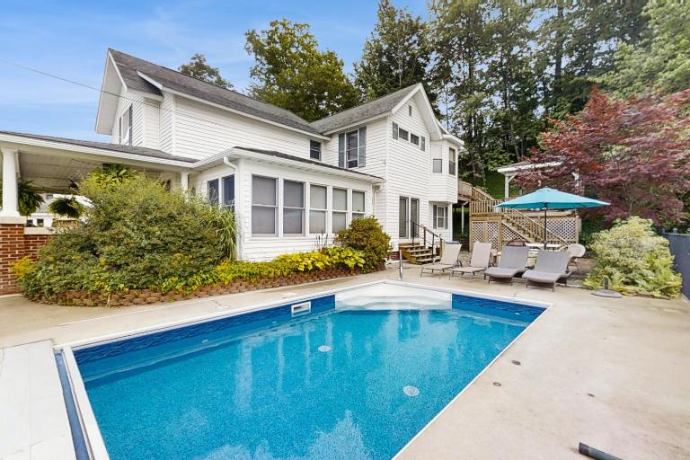 Steps to Crystal Lake! Group Getaway w/ Hot Tub - Ferienwohnung Beulah