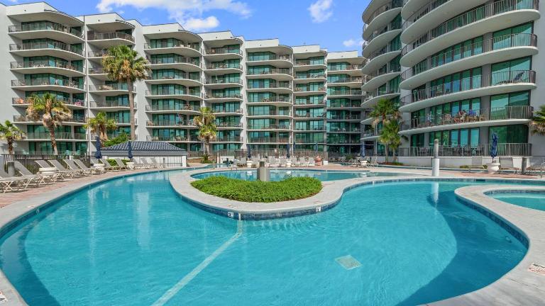 Enjoy a 3-bedroom Bayfront Condo with Lazy River Indoor Pool Jacuzzis and Community Boat Dock for Personal or Rented Boats Plus Redeem in Free Activity Deals Daily - B&B Orange Beach