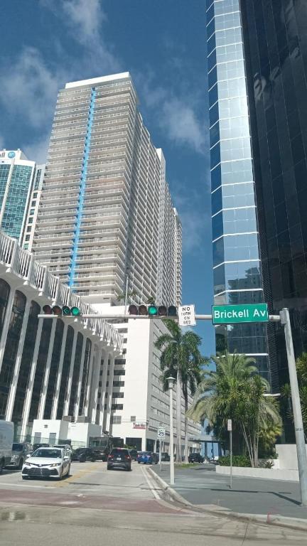 Stunning view from 42nd floor, Brickell-Miami financial district free self-parking spot, sleeps 4 - B&B Miami