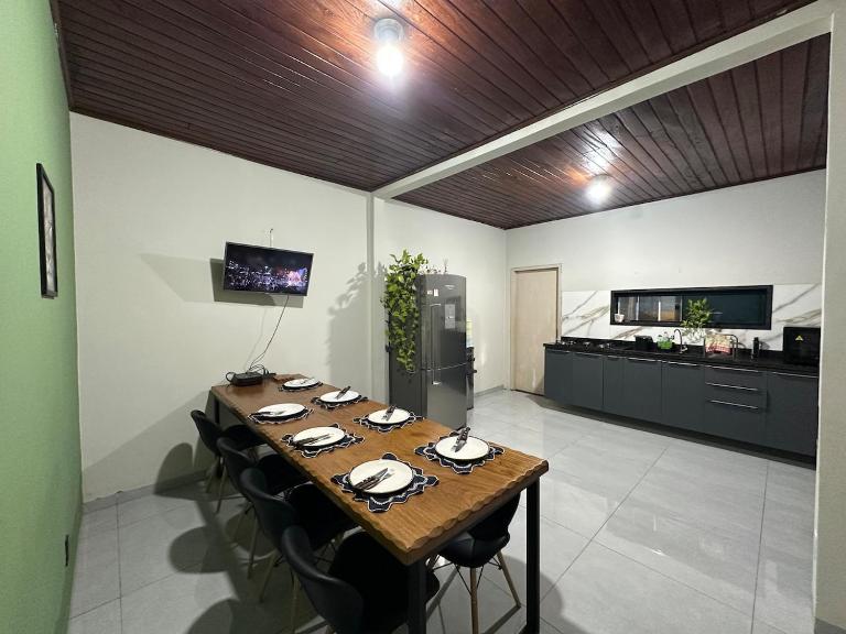 Casa espaçosa dentro de condomínio -até 8 hóspedes - Chambres d'hôtes Porto Velho
