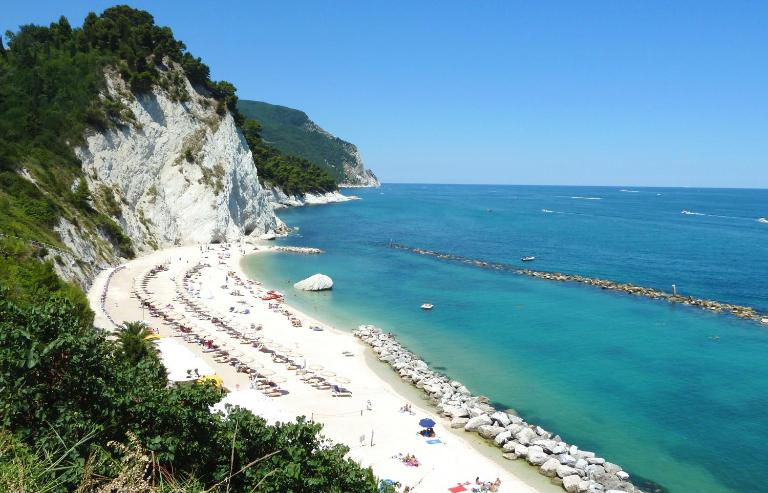 239 - Comoda mansarda in centro a Sirolo, con vista mare - POSTO AUTO E ARIA CONDIZIONATA INCLUSI - SPIAGGIA WHITE BEACH CLUB OMAGGIO dal lun al ven FINO AL 02-08 - B&B Sirolo