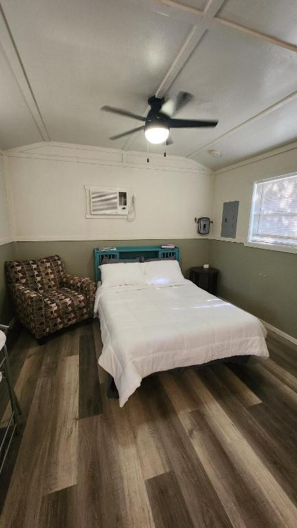 Cozy Cabin on 22 Private Acres Peaceful Retreat in Smithville, TX - Chambres d'hôtes Smithville