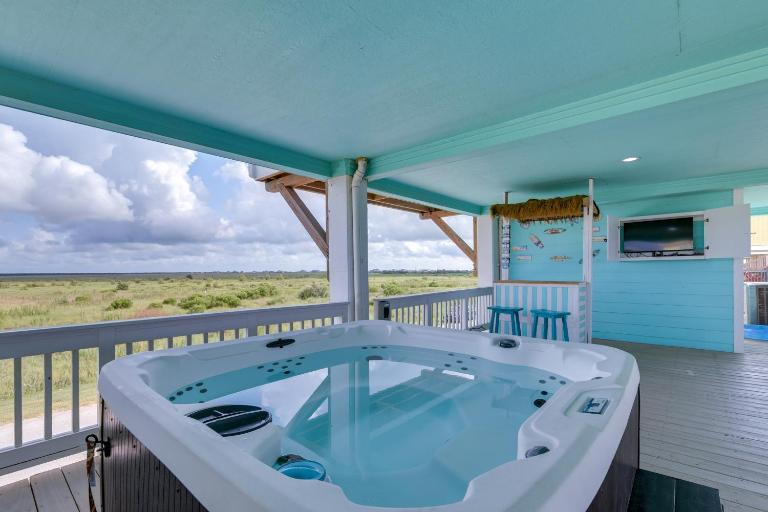 Walk to Beach: Home w/ Hot Tub & Deck in Gilchrist - B&B Gilchrist