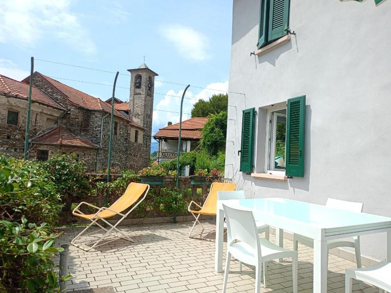Low-mountain house with terrace and garden, near Lake Maggiore - Bed and Breakfast Maccagno