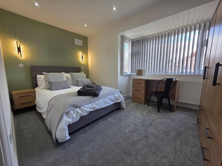 House - Sleeps 4 - Parking - Garden - City Centre - Bed and Breakfast Leeds