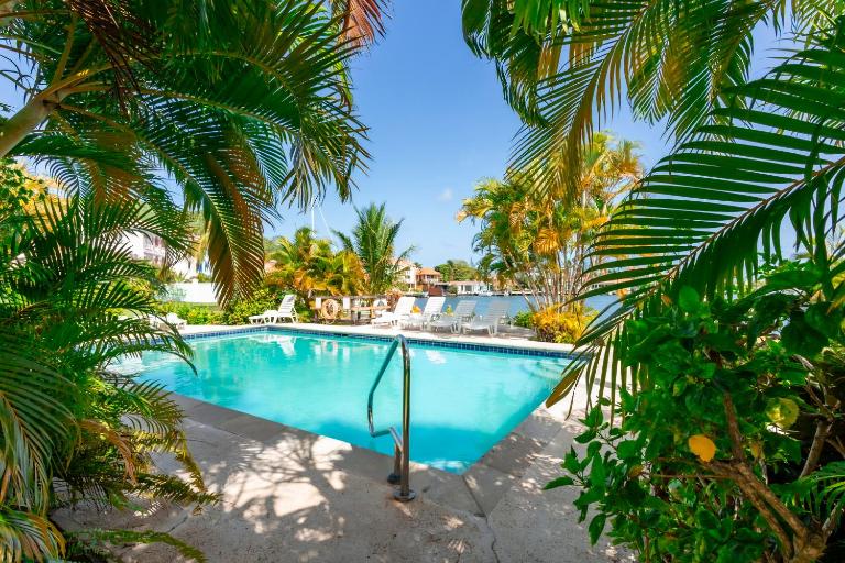 Bayview Town House 10- Central Stay with Ocean Views - Chambres d'hôtes Gros Islet