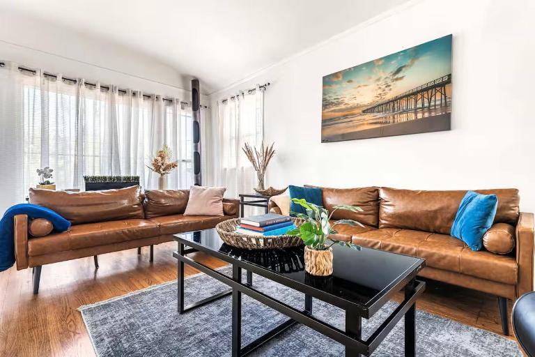 Spacious 4 bedroom home by Melrose and 10 minutes to Hollywood Walk of Fame - B&B Los Angeles