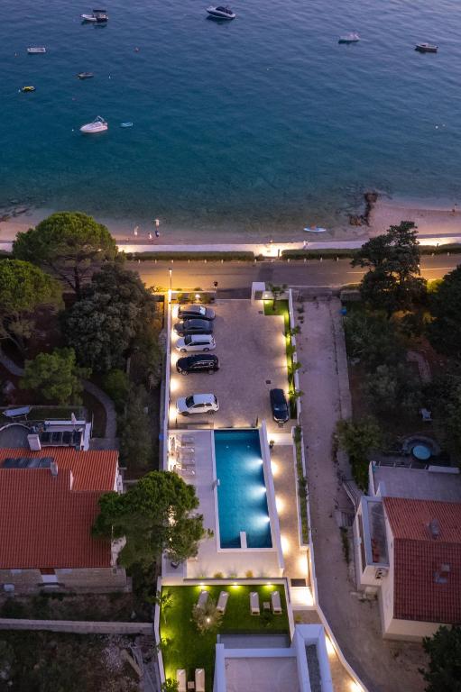 Bumblebee apartments & rooms with pool - B&B Novalja