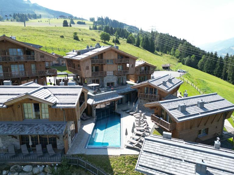 CHALET VILLAGE ZAGLGUT, Air-Conditioned Chalets with Fantastic Panoramic Views, Wellness & Summer Card Included - B&B Kaprun
