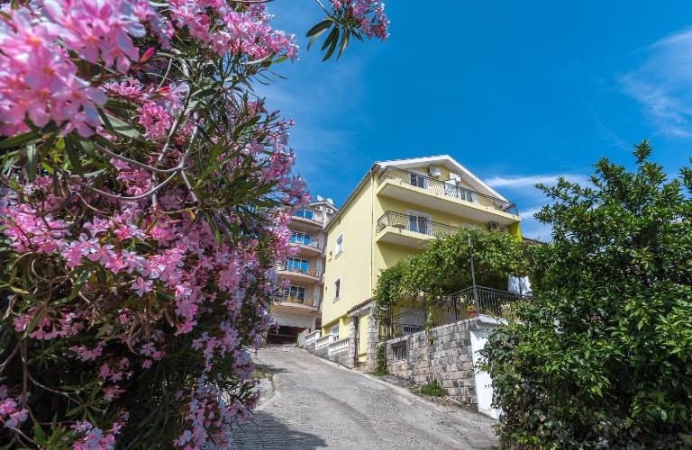 Adriana Apartments - B&B Herceg Novi