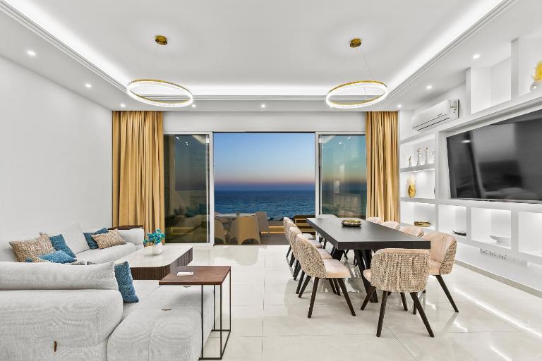 Olymp White Palace - The Ultra Luxury Beach House - B&B Kissonerga