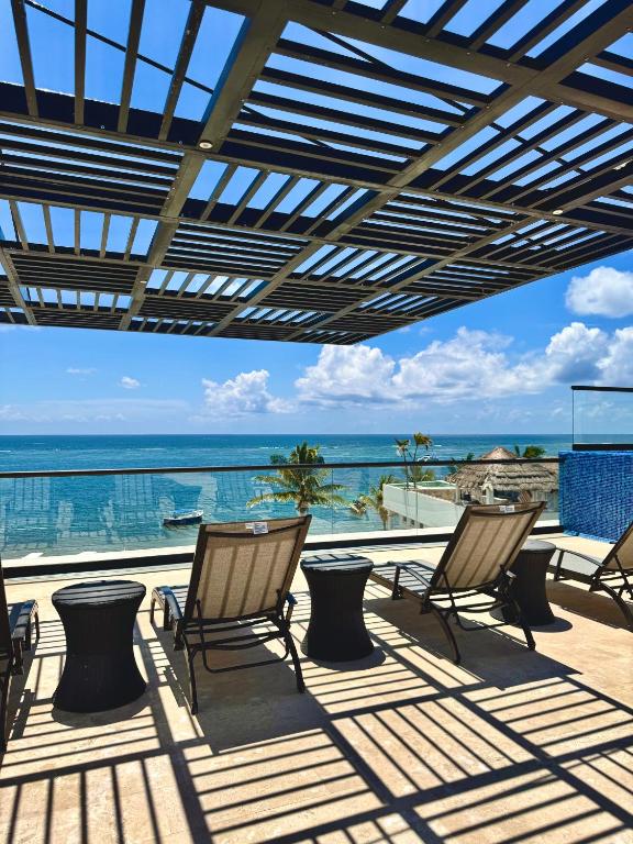 Bright Ocean View Studio with Rooftop Pool Access - Bed and Breakfast Puerto Morelos