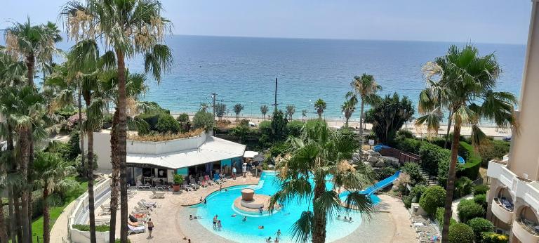 Cannes plages du Midi Appartements climatisés Bord de mer de 1 à 6 pers, 2 piscines, Parking privatif inclus - Bed and Breakfast Cannes