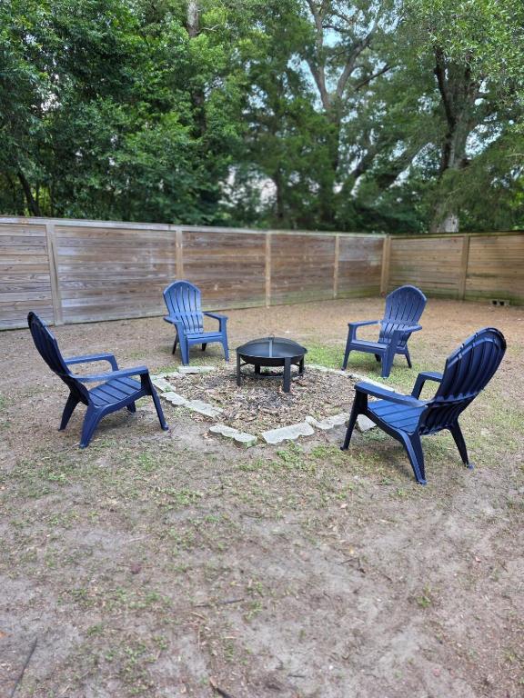 Cozy 2Bd-1Ba Cottage Minutes to Downtown and NAS - B&B Pensacola
