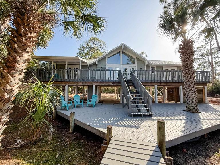 Canal Front Pet Friendly Boat Dock St George Island-Beach access - Bed and Breakfast Eastpoint