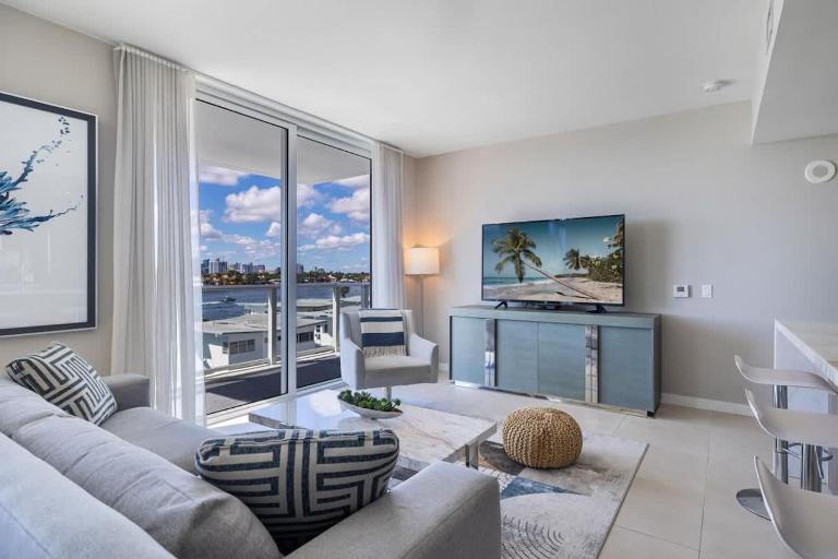 Champagne at Tiffany's - Luxury Condo by the Beach - B&B Fort Lauderdale