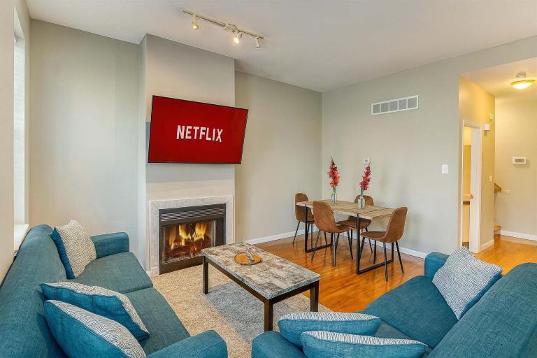 Spacious 4BR Soulard Duplex with Patio & Parking - Bed and Breakfast Saint Louis