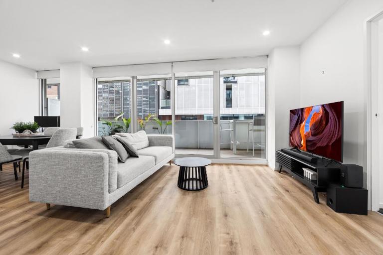Sleek South Yarra 2-Bed with Alfresco Dining - B&B Melbourne