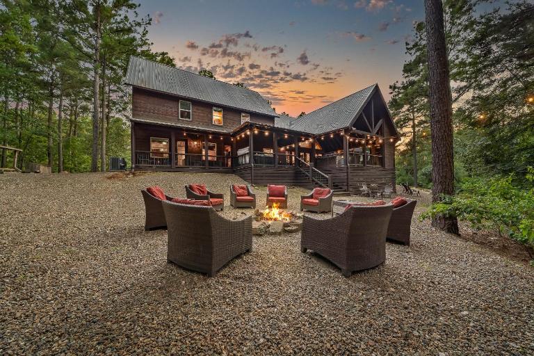 New 6BR Spa-Firepit-Pool Table-Arcade-Mini Golf - B&B Broken Bow