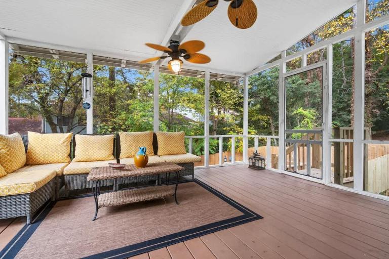 Fire pit - 6 Min to North Hills - Screened Porch - B&B Raleigh