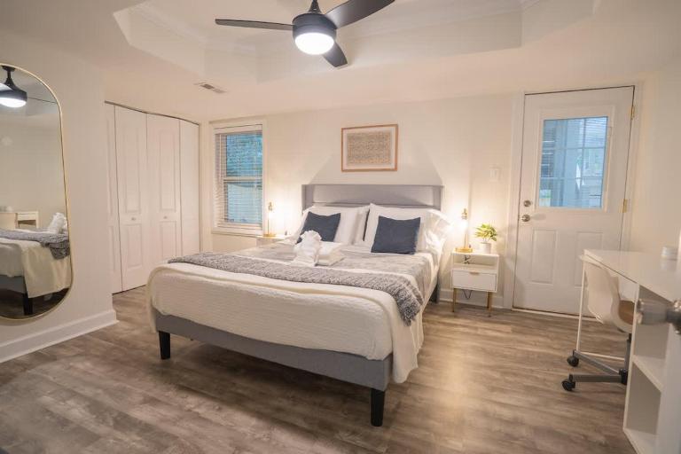 6 Min to North Hills - Private deck - In Unit Washer and Dryer - B&B Raleigh