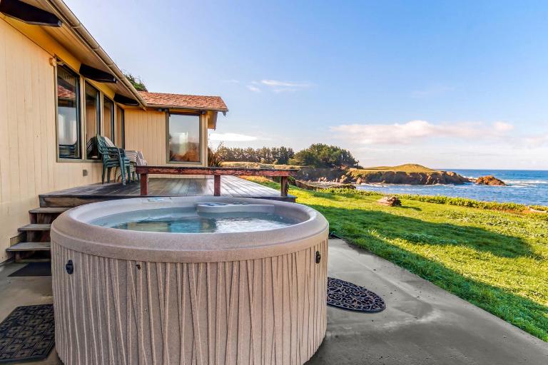 Tideaway Private Hot Tub and Expansive Ocean View - B&B Fort Bragg