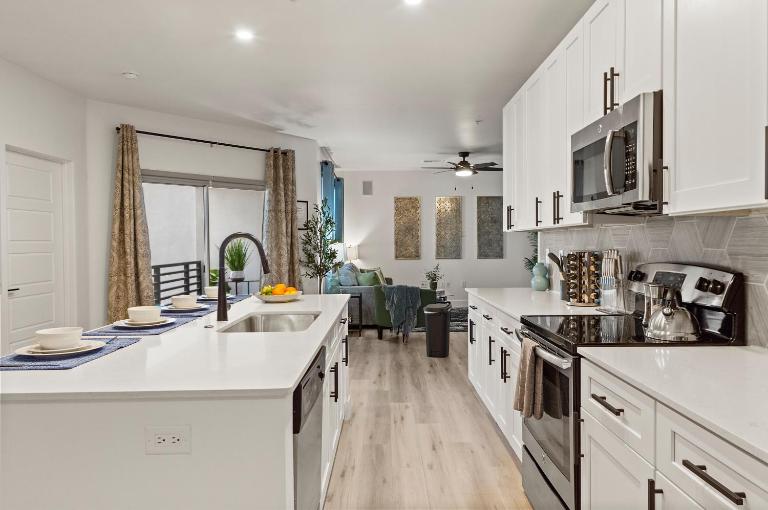 Sunny Retreat Near Mayo Heated Pool & King Bed - B&B Scottsdale
