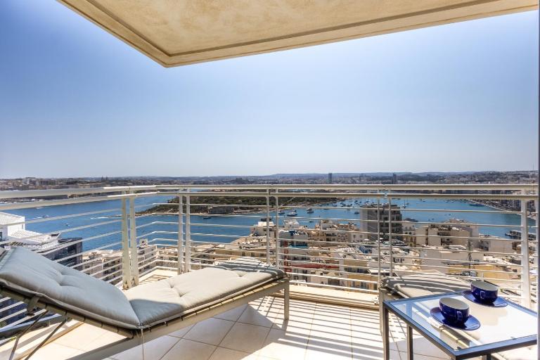 16th Floor with Pool & 180 Sea Views by QuickTrips - Ferienwohnung Sliema