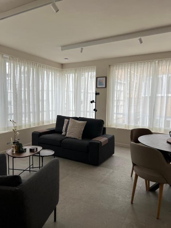 Christina's 2 bed- Second floor 4 MIN FROM BEACH - Ferienwohnung Ostende