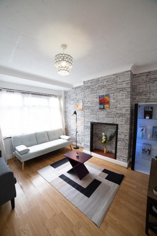 3 Bed Pet Friendly Home, With BBQ - Chambres d'hôtes Dartford